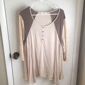 Umgee lace sleeve Henley! Excellent condition!